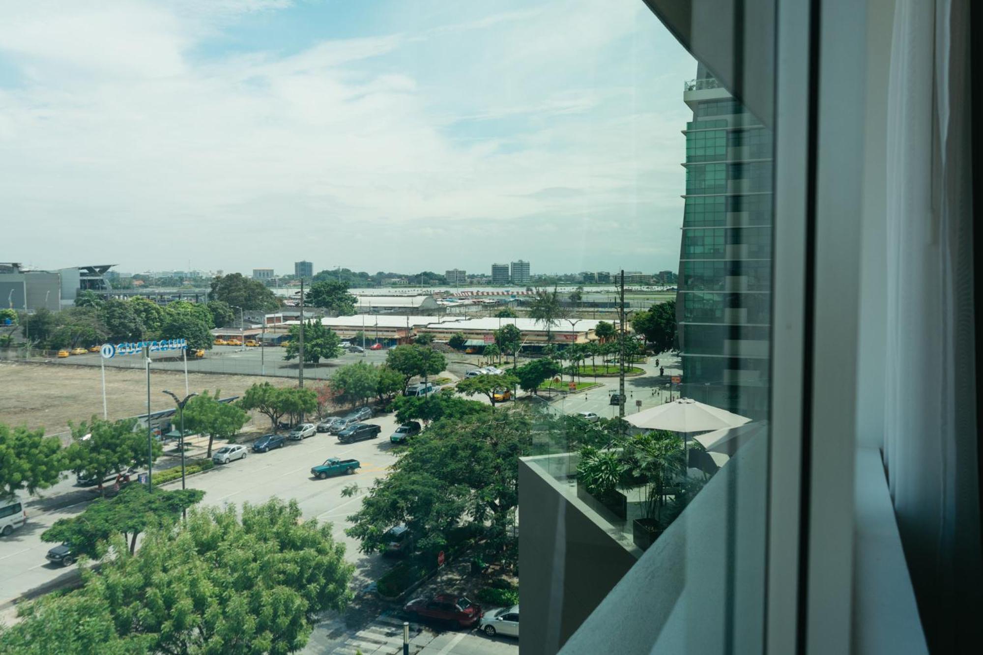 Holiday Inn Guayaquil Airport By Ihg Exterior photo View of the station from the nearby hotel