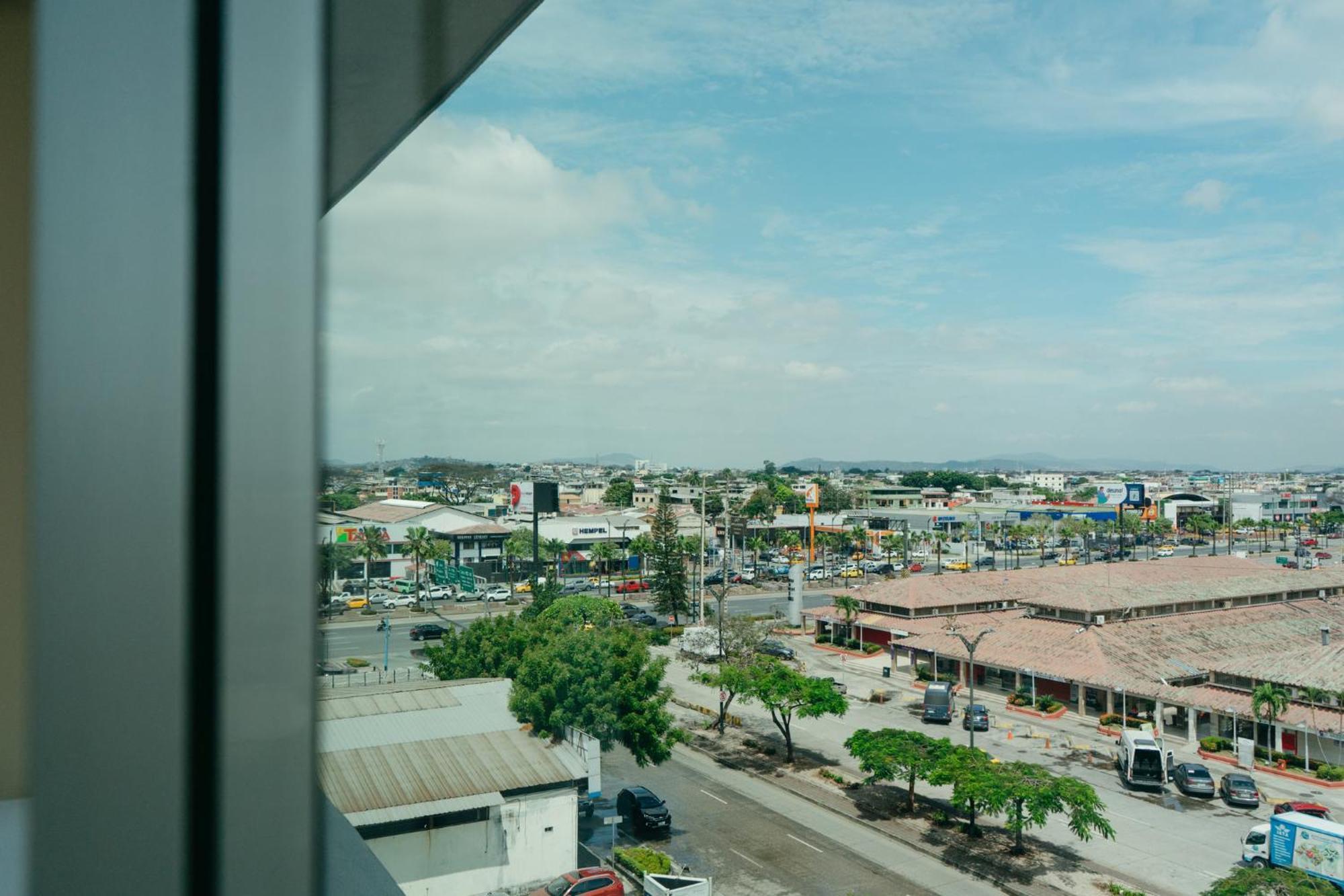 Holiday Inn Guayaquil Airport By Ihg Exterior photo View of the city from the hotel