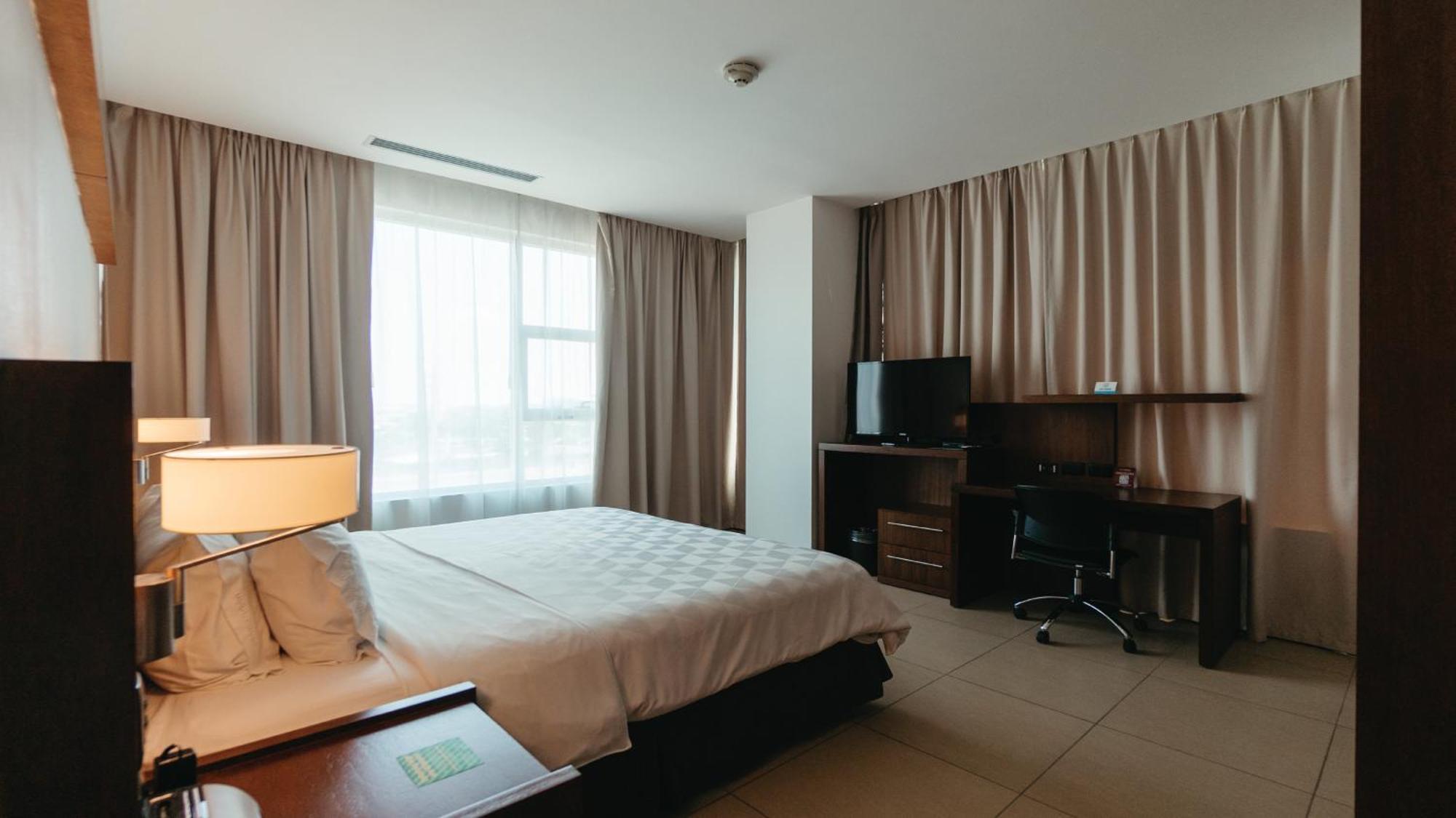 Holiday Inn Guayaquil Airport By Ihg Exterior photo A bedroom at the Residence Inn