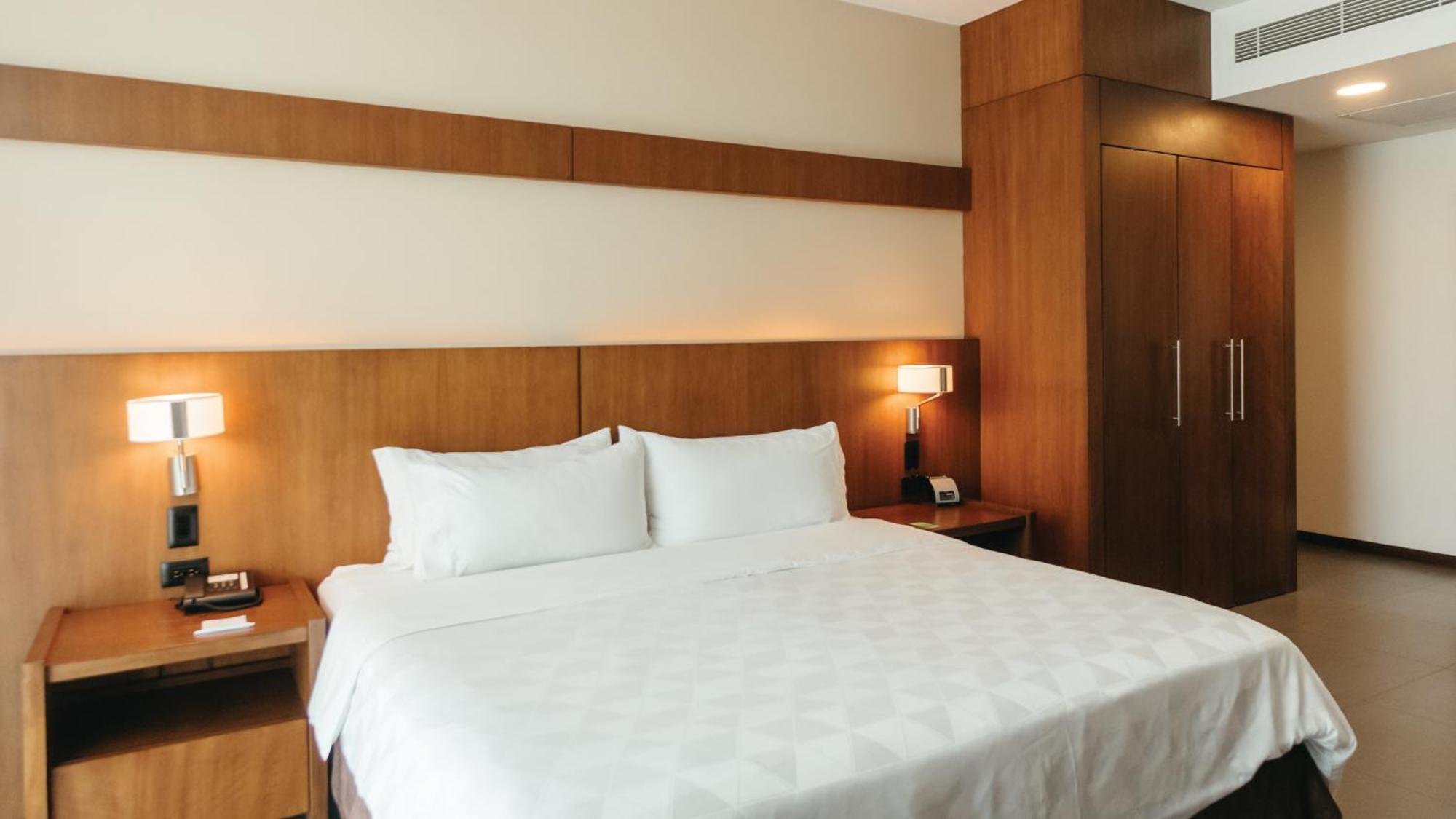 Holiday Inn Guayaquil Airport By Ihg Exterior photo A bedroom at the hotel