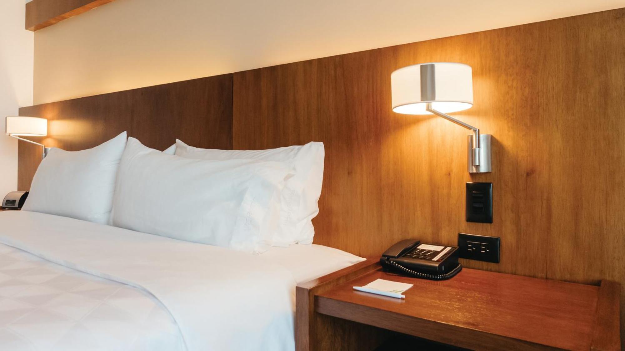 Holiday Inn Guayaquil Airport By Ihg Exterior photo A wall-mounted light