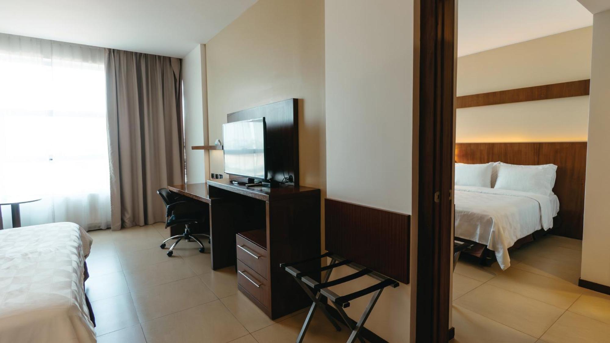 Holiday Inn Guayaquil Airport By Ihg Exterior photo A suite at the hotel