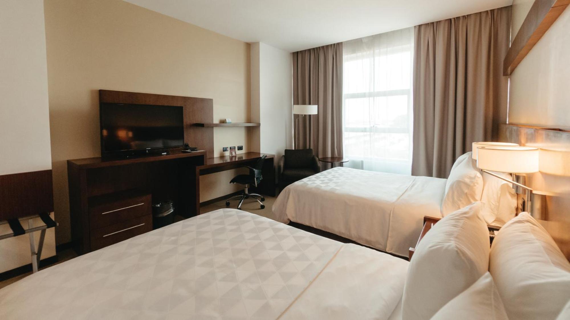 Holiday Inn Guayaquil Airport By Ihg Exterior photo A typical guest room at the Hilton Garden Inn in San Francisco