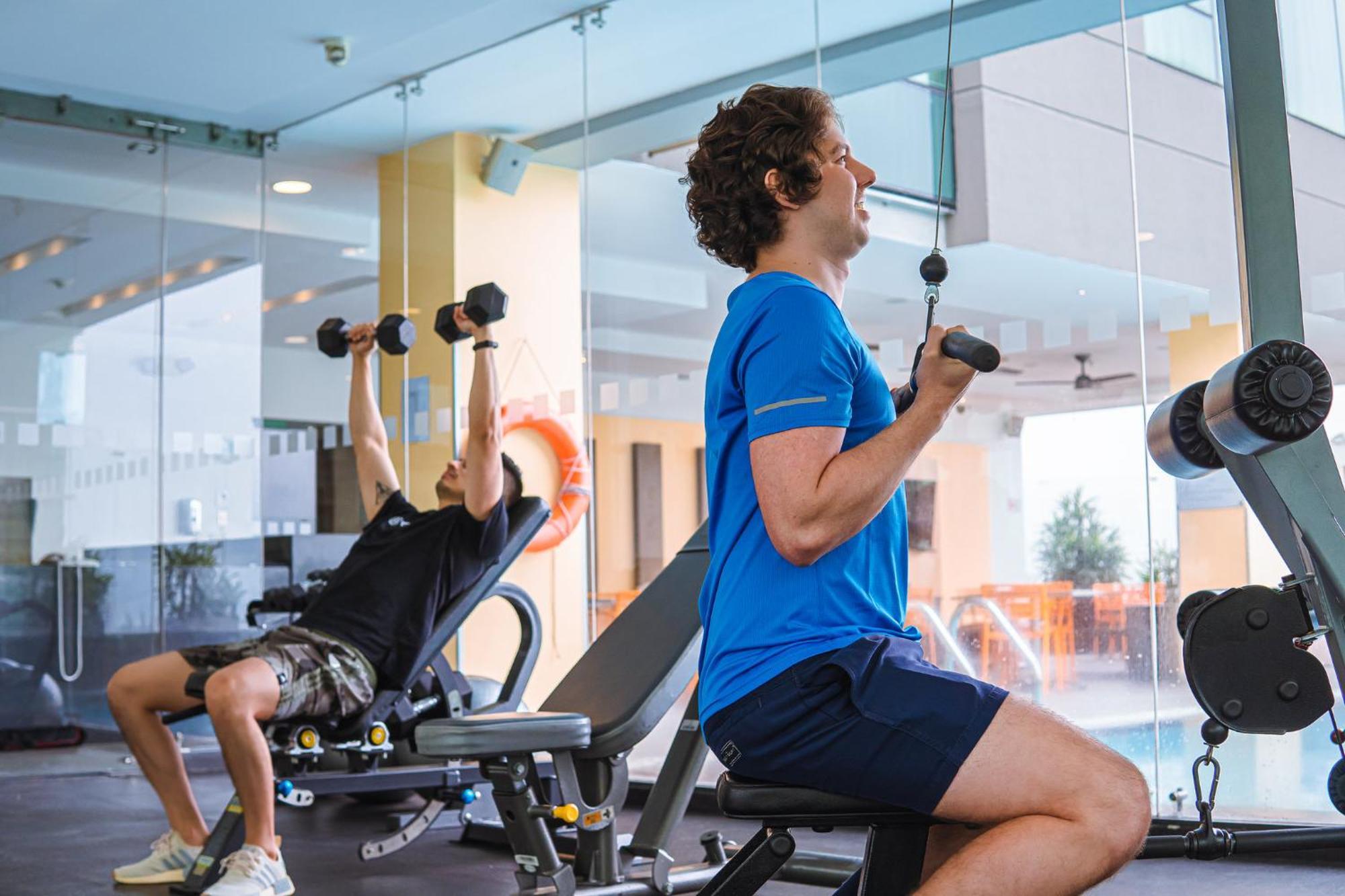 Holiday Inn Guayaquil Airport By Ihg Exterior photo A seated dumbbell press