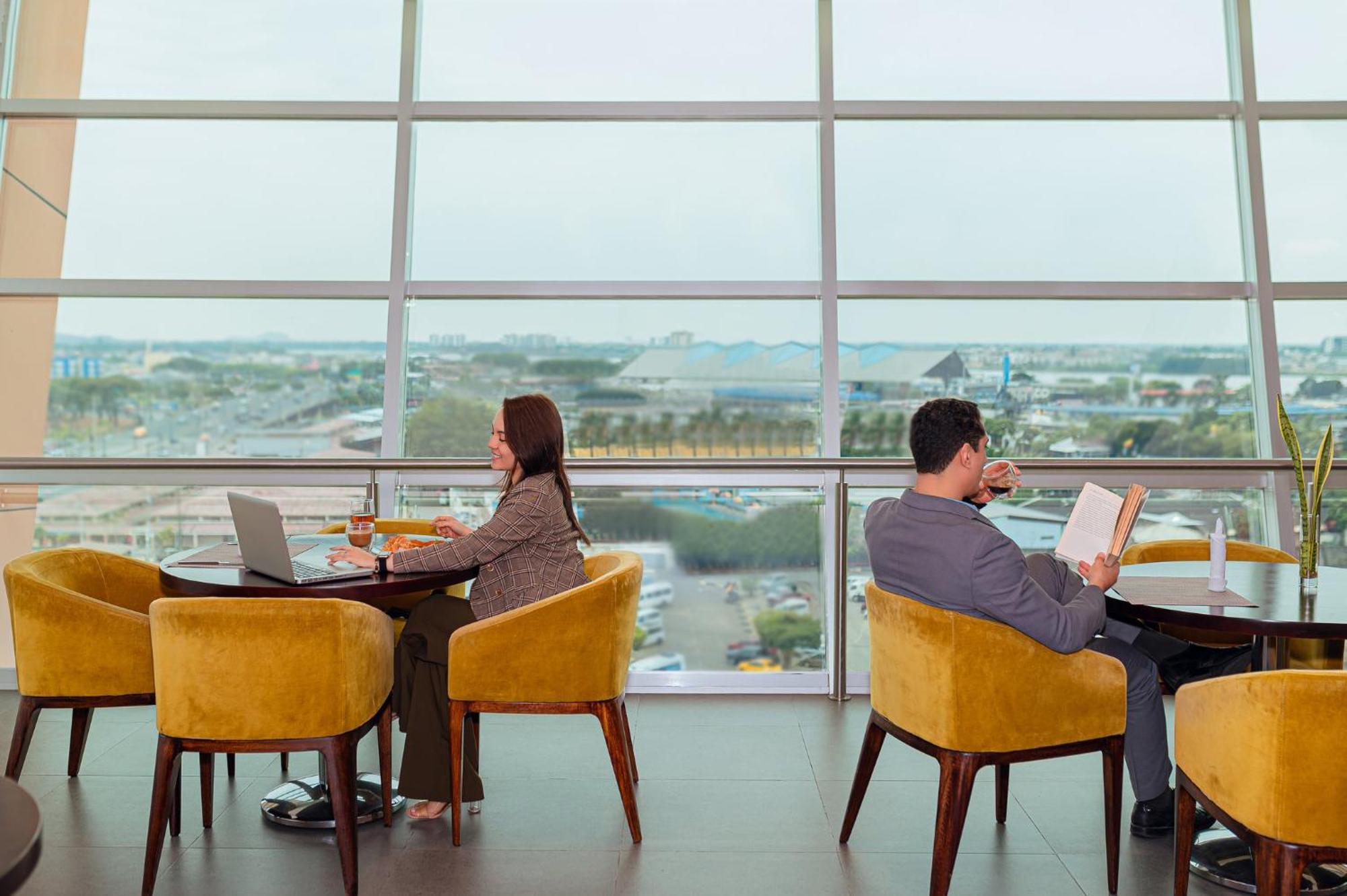 Holiday Inn Guayaquil Airport By Ihg Exterior photo The lounge at the airport