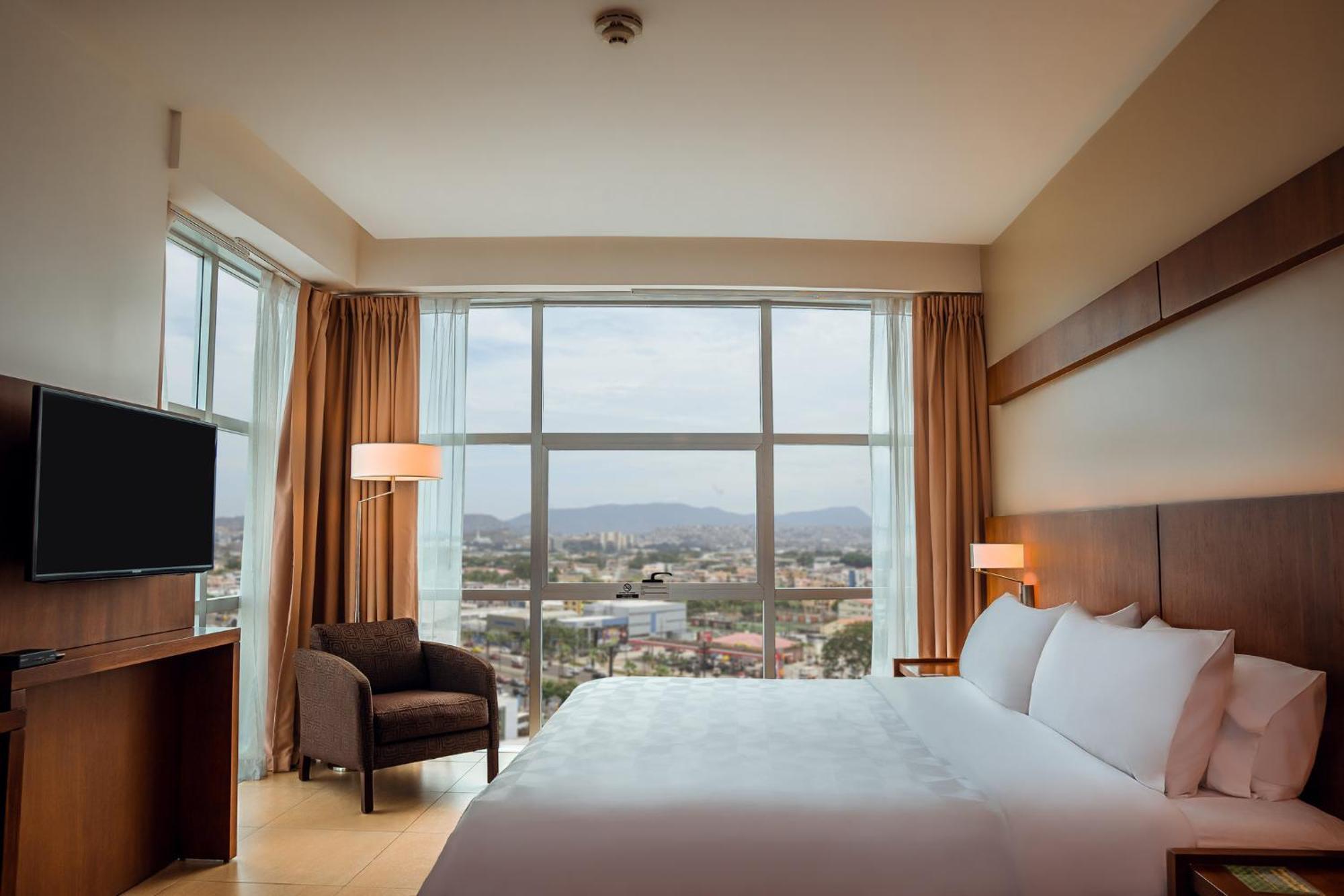 Holiday Inn Guayaquil Airport By Ihg Exterior photo A bedroom at the Hilton Garden Inn in Tucson, Arizona