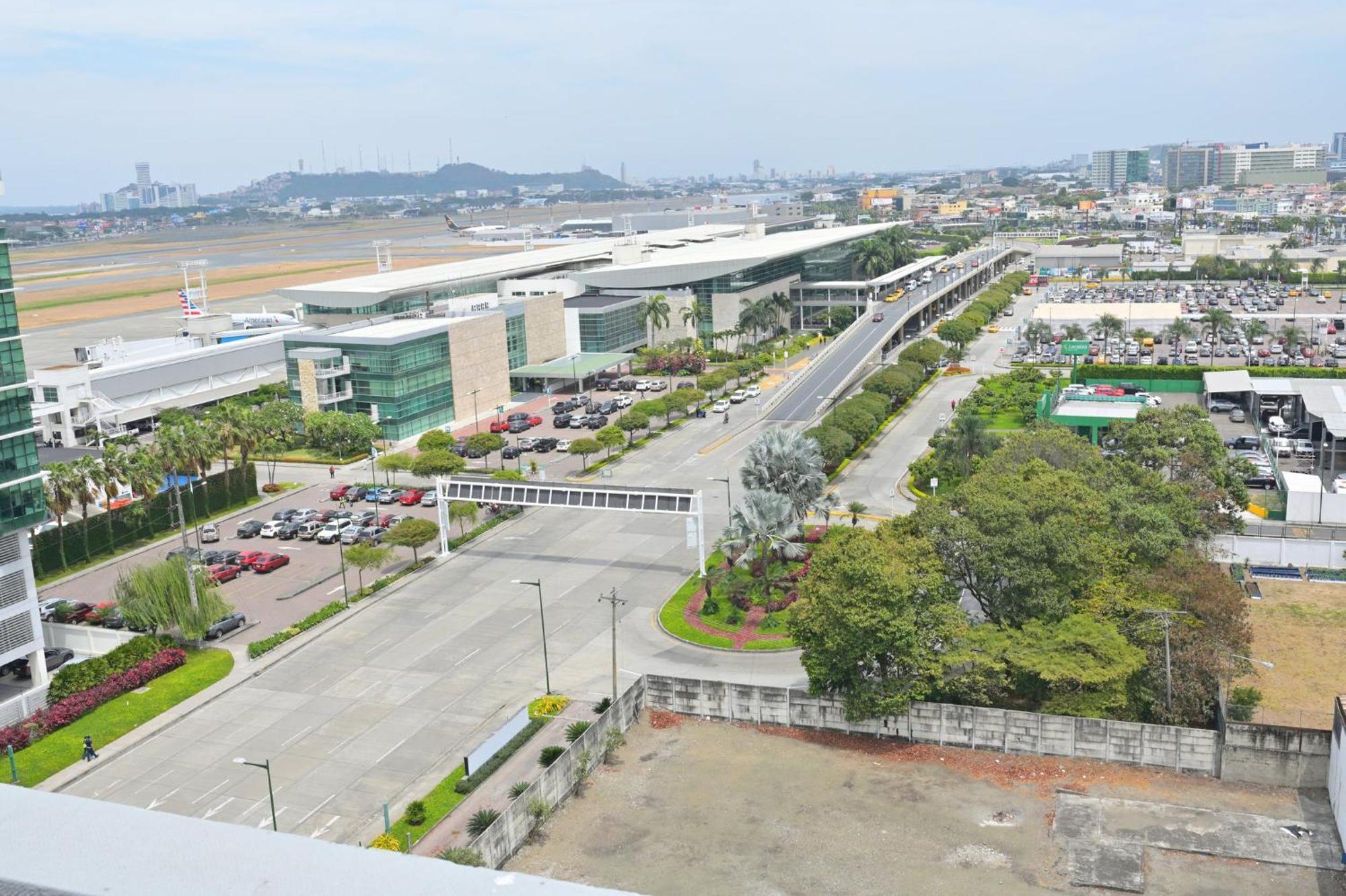 Holiday Inn Guayaquil Airport By Ihg Exterior photo View of the airport