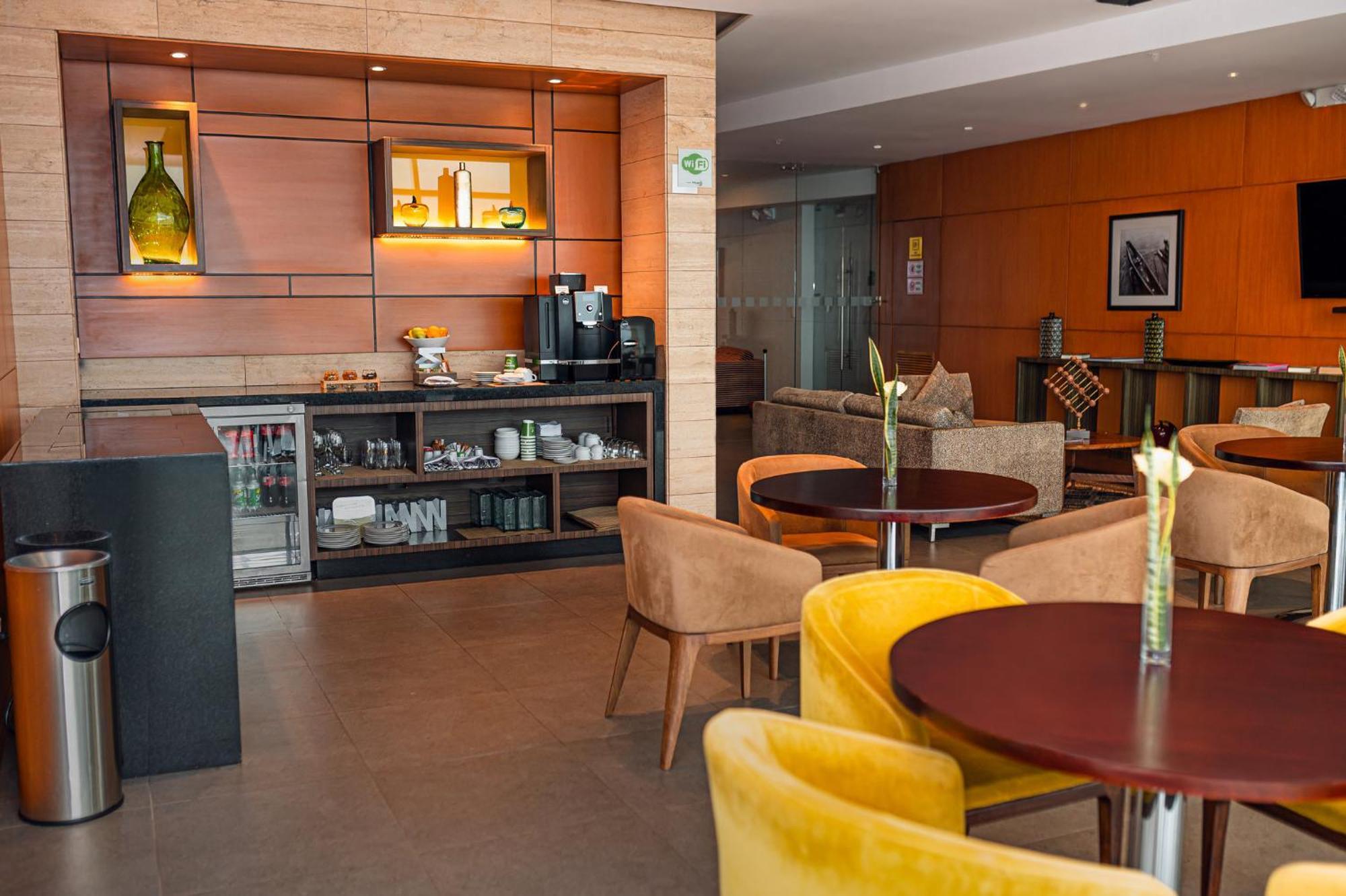 Holiday Inn Guayaquil Airport By Ihg Exterior photo The lounge at the airport