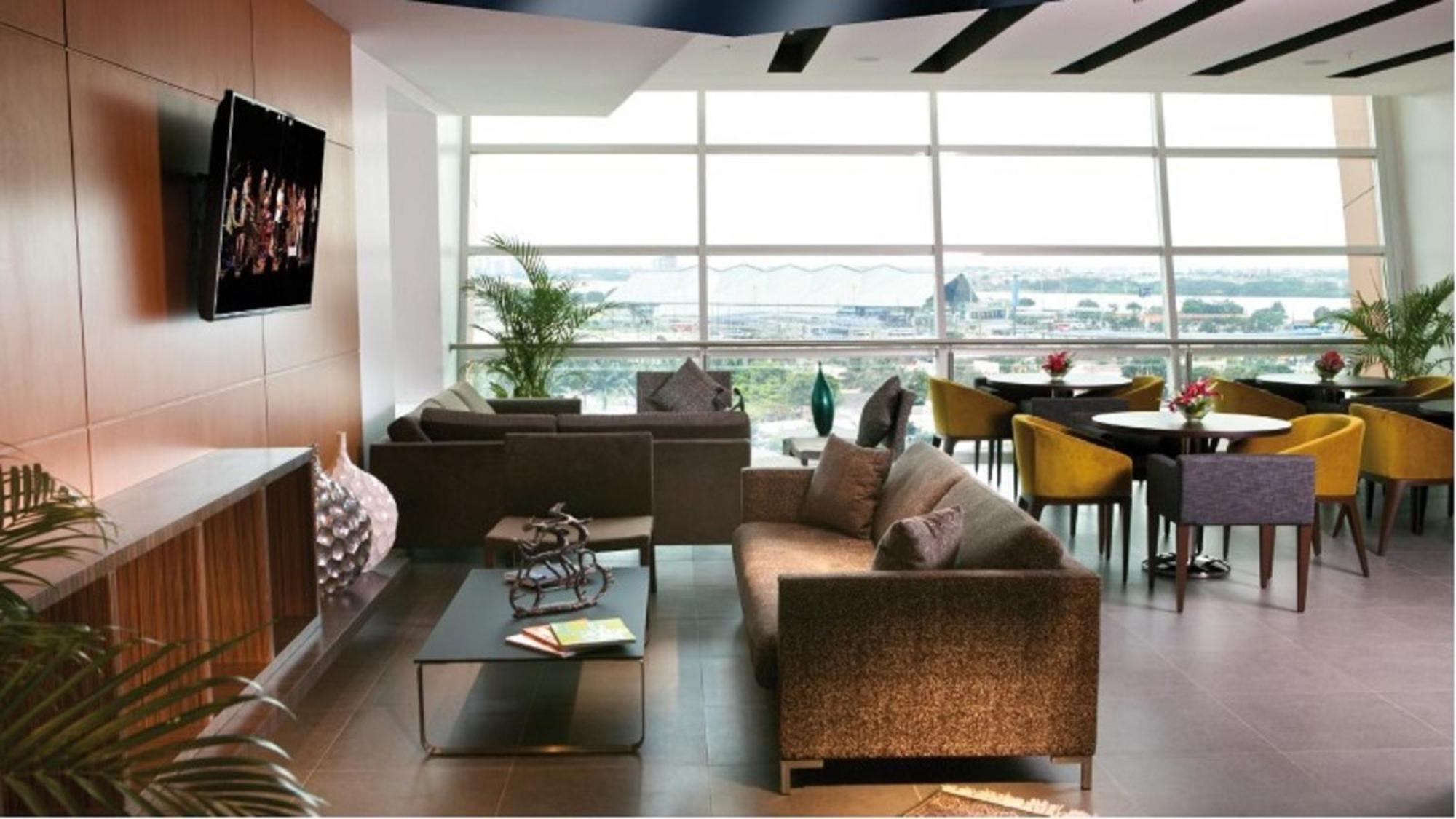 Holiday Inn Guayaquil Airport By Ihg Exterior photo The Club Lounge at KLIA