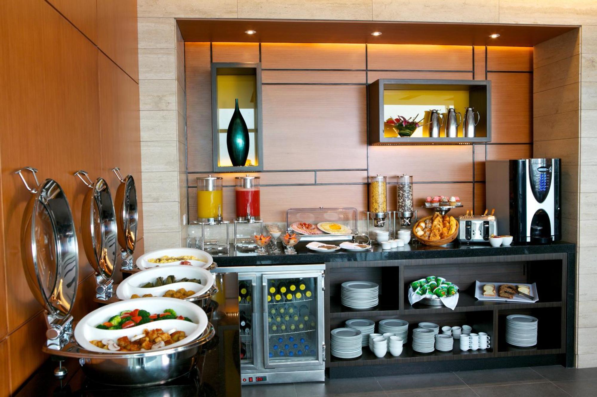 Holiday Inn Guayaquil Airport By Ihg Exterior photo A buffet at a hotel