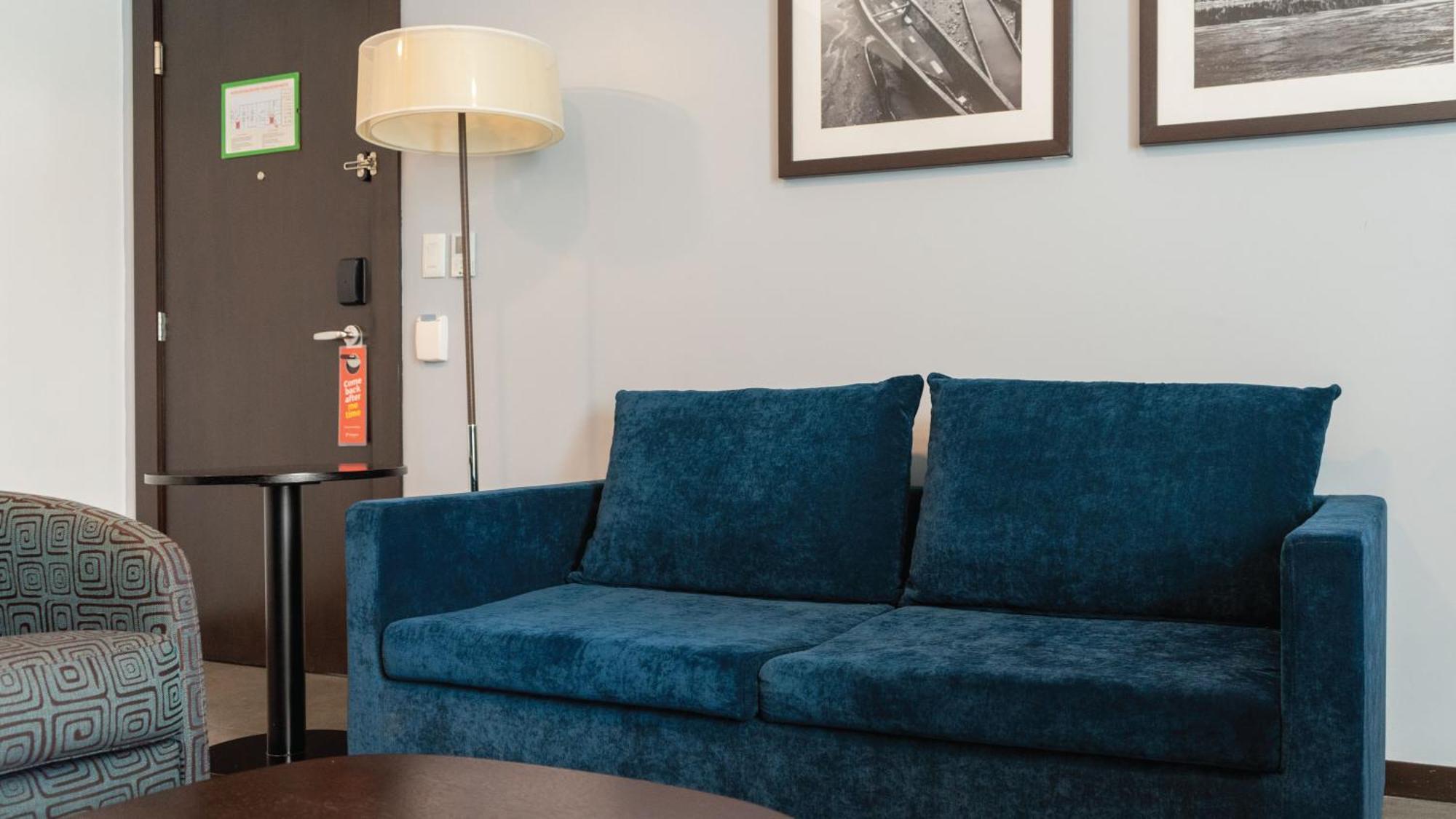 Holiday Inn Guayaquil Airport By Ihg Exterior photo A sofa