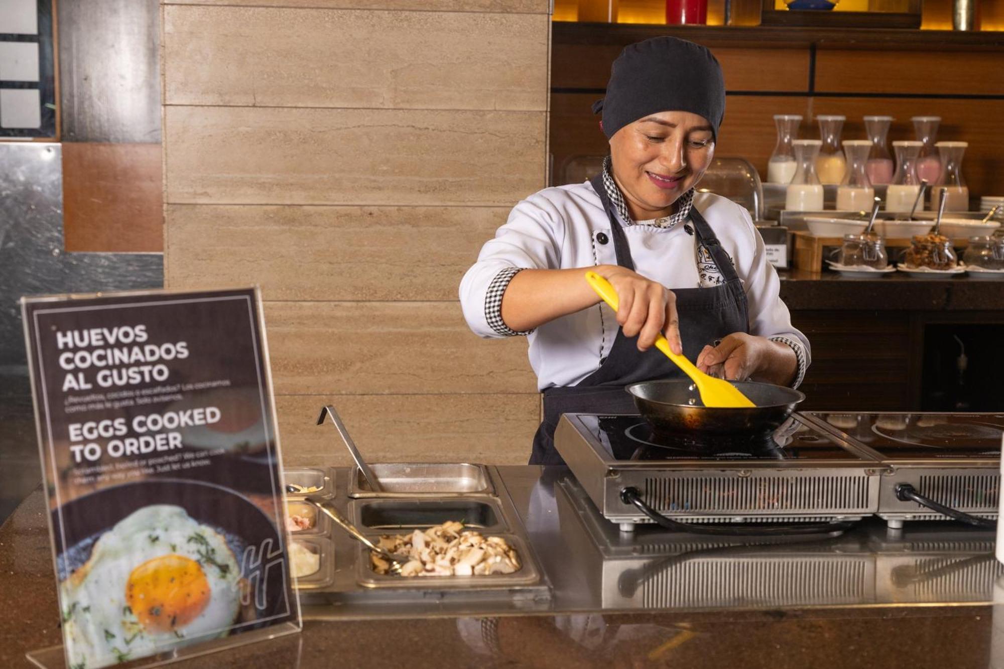 Holiday Inn Guayaquil Airport By Ihg Exterior photo A woman cooking eggs