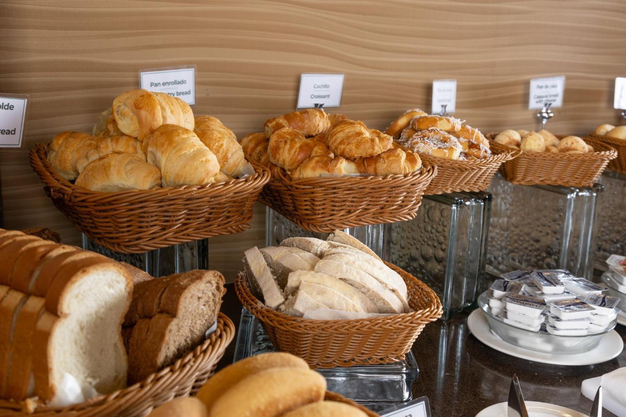 Holiday Inn Guayaquil Airport By Ihg Exterior photo Buns and pastries