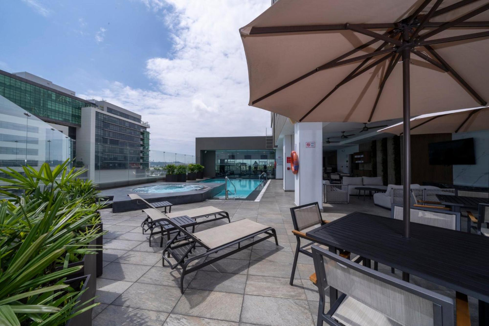 Holiday Inn Guayaquil Airport By Ihg Exterior photo Sky Pool